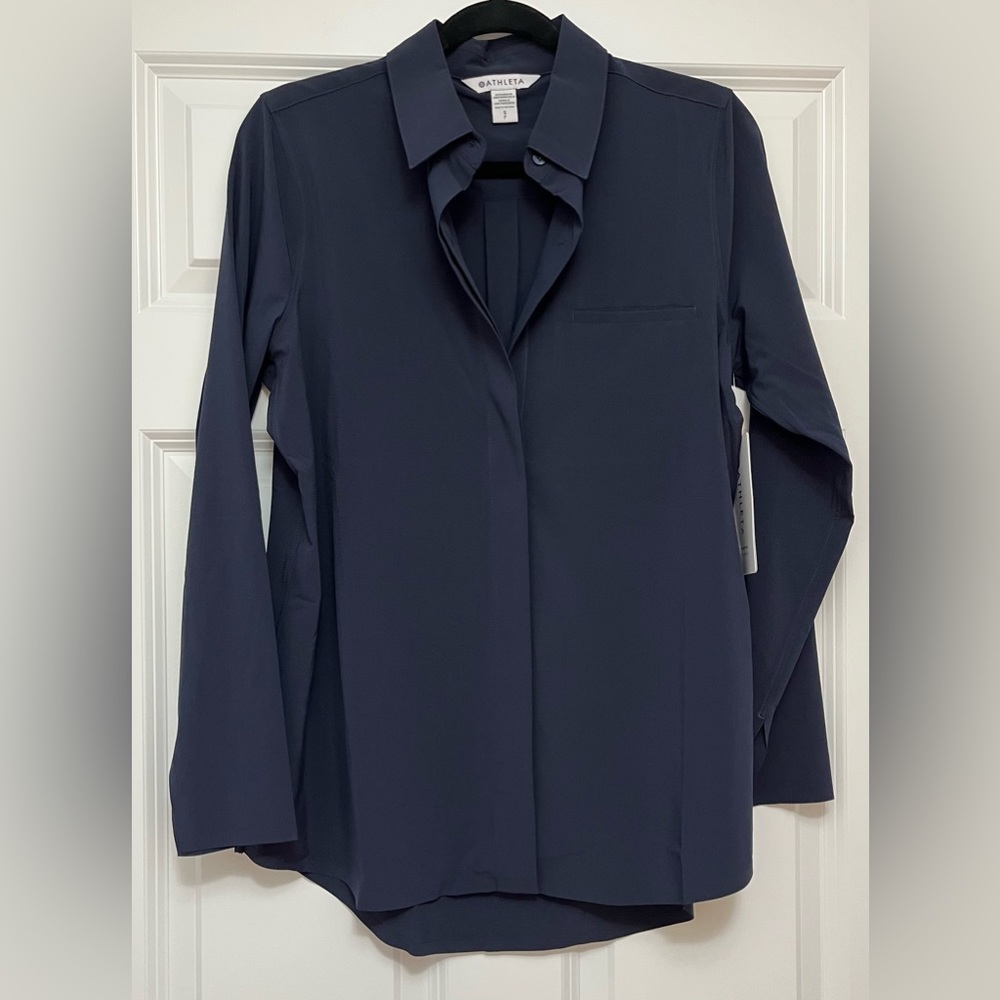 NWT Athleta Urbanite Chic and Stretchy Navy top, small